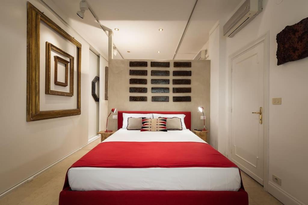 Luxurious home of the antiquarian at Spanish Steps