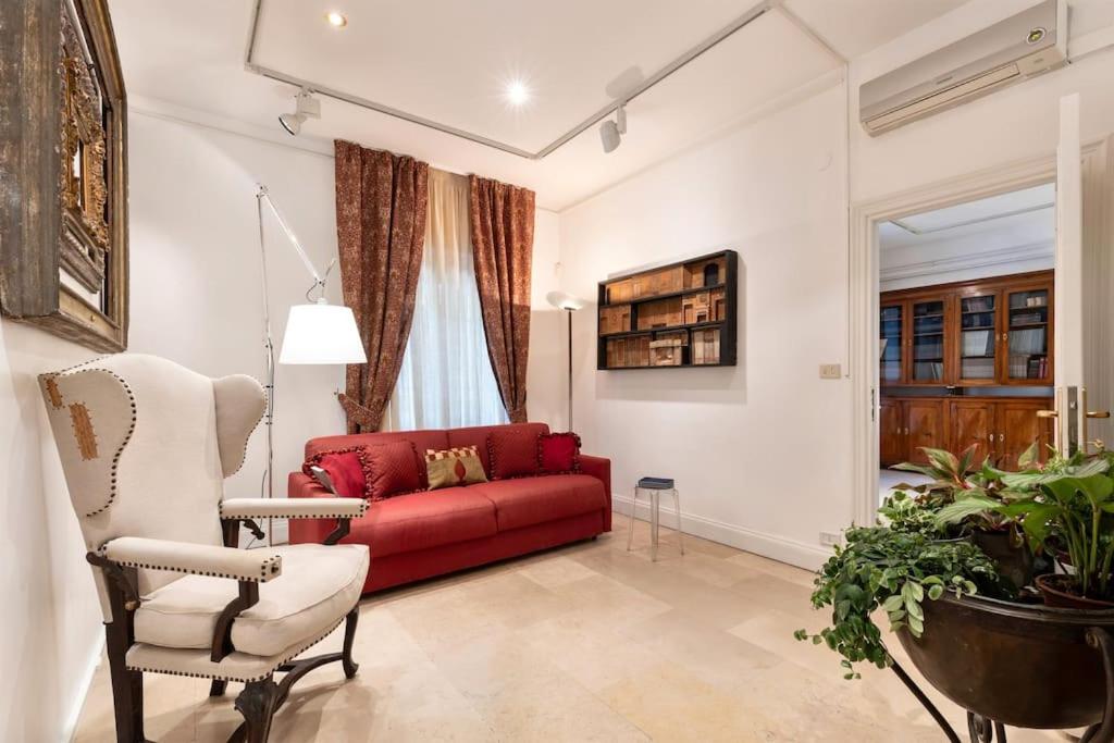 Luxurious home of the antiquarian at Spanish Steps