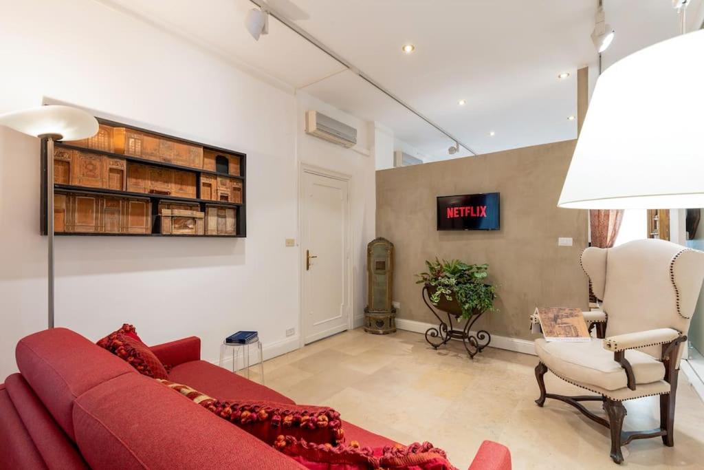 Luxurious home of the antiquarian at Spanish Steps