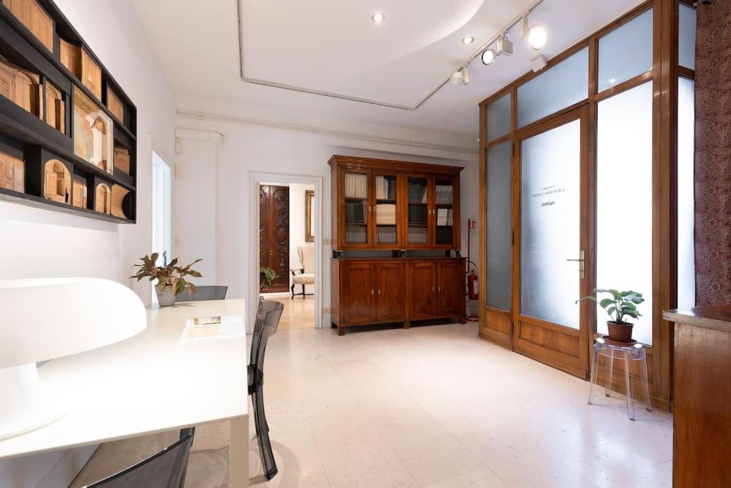 Luxurious home of the antiquarian at Spanish Steps