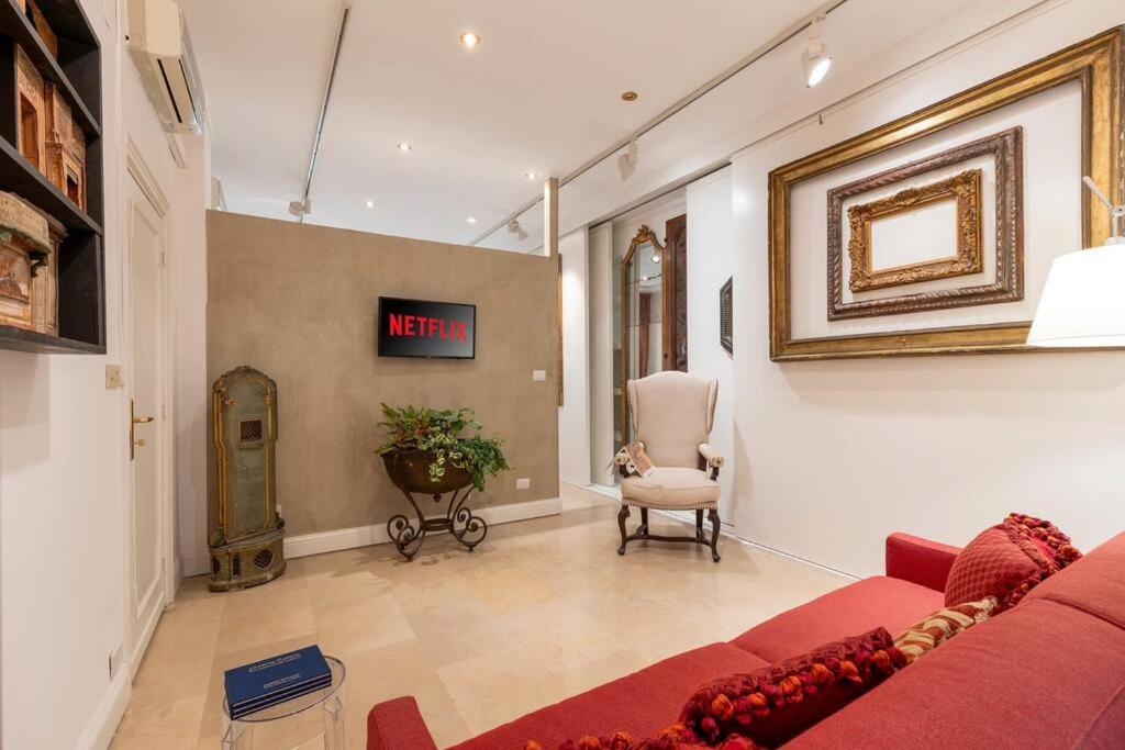 Luxurious home of the antiquarian at Spanish Steps