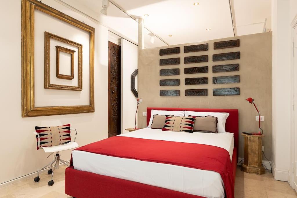 Luxurious home of the antiquarian at Spanish Steps