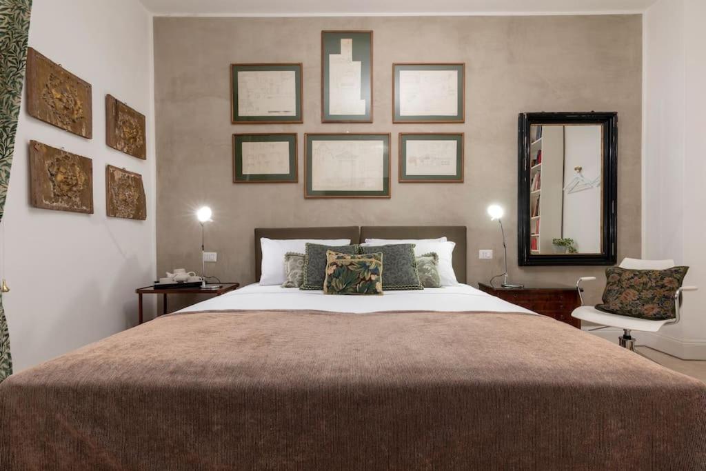 Luxurious home of the antiquarian at Spanish Steps