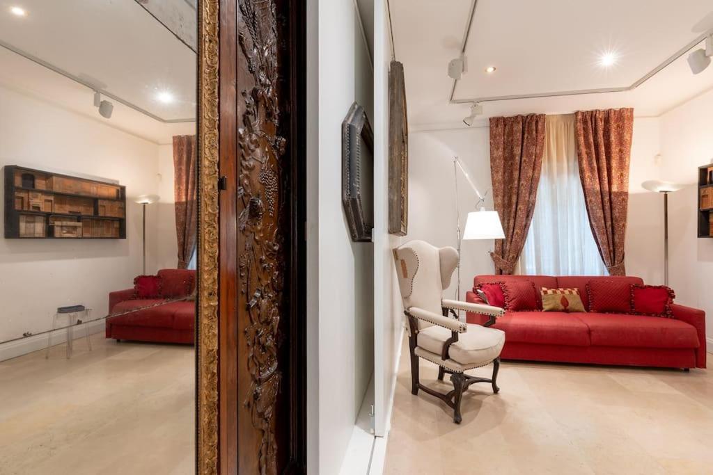 Luxurious home of the antiquarian at Spanish Steps