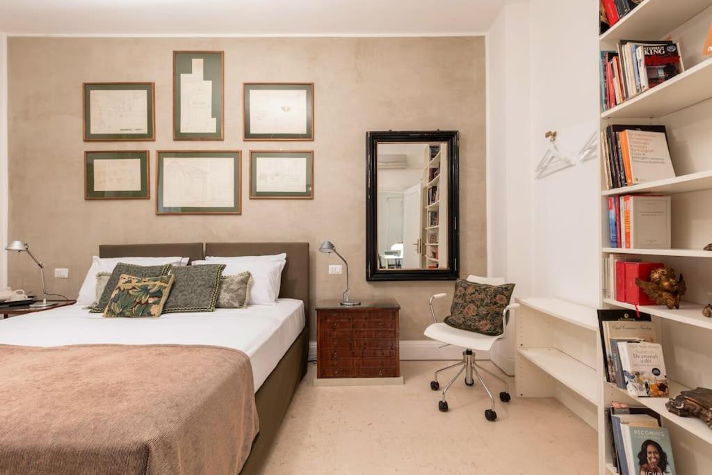 Luxurious home of the antiquarian at Spanish Steps