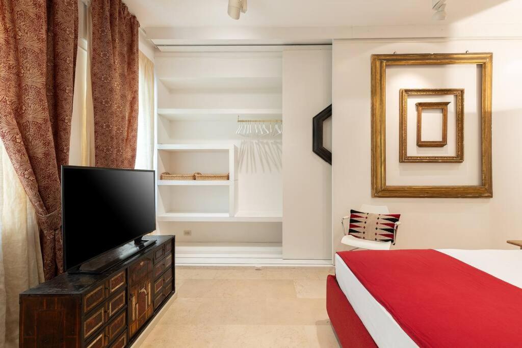 Luxurious home of the antiquarian at Spanish Steps