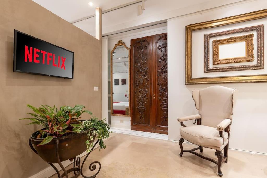 Luxurious home of the antiquarian at Spanish Steps