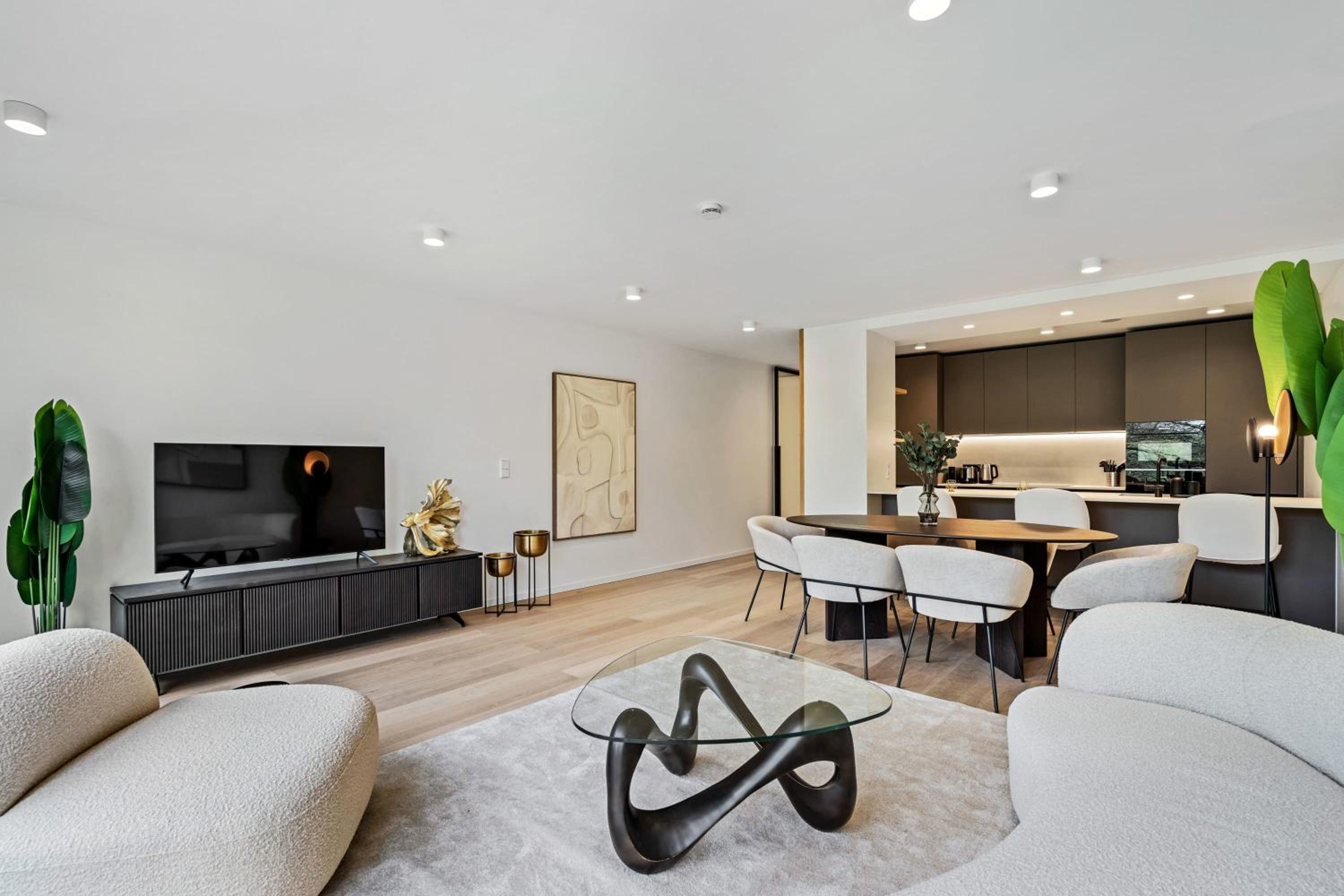 Spacious 6th-Floor Gem: Modernity Meets Comfort view 2