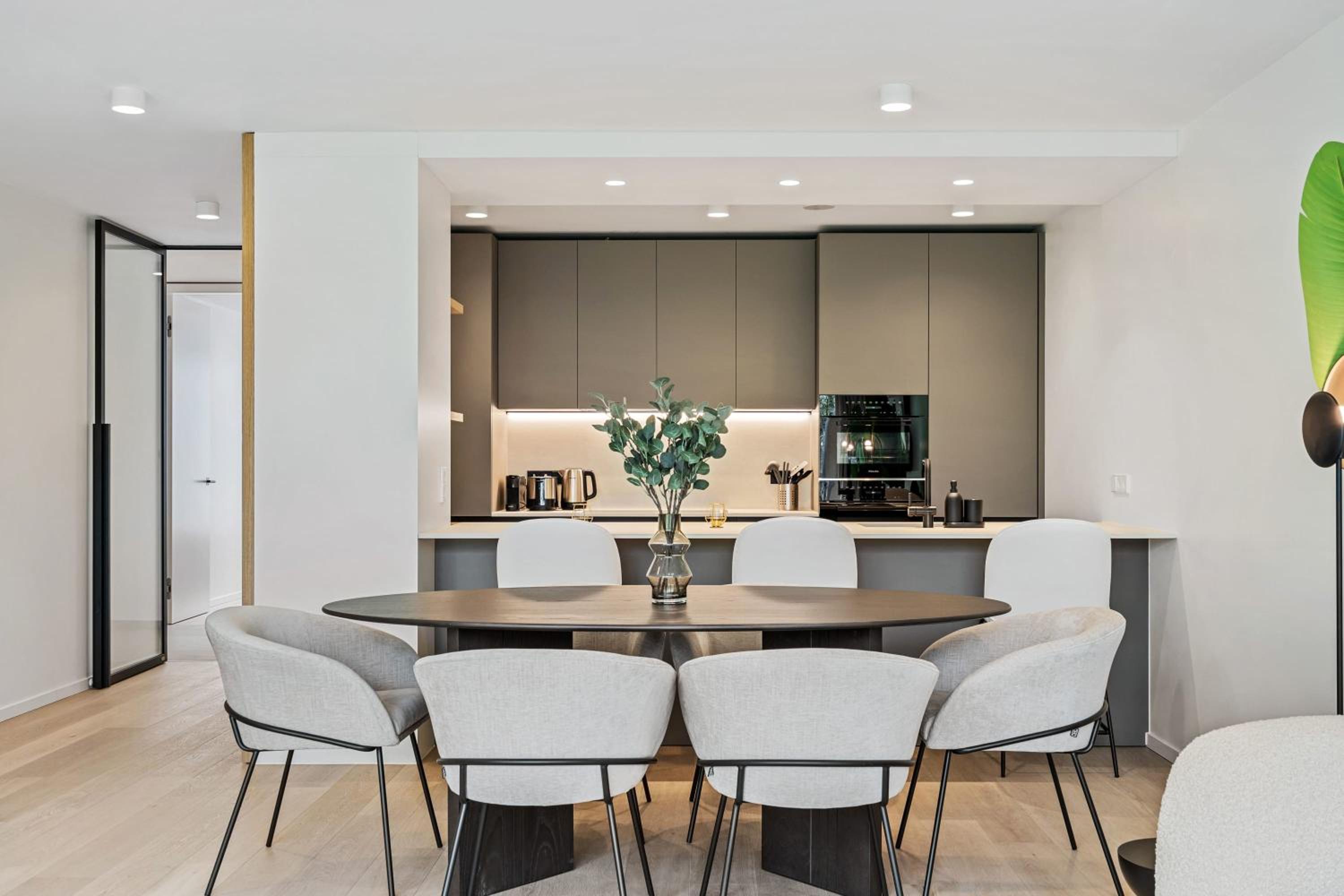 Spacious 6th-Floor Gem: Modernity Meets Comfort view 4