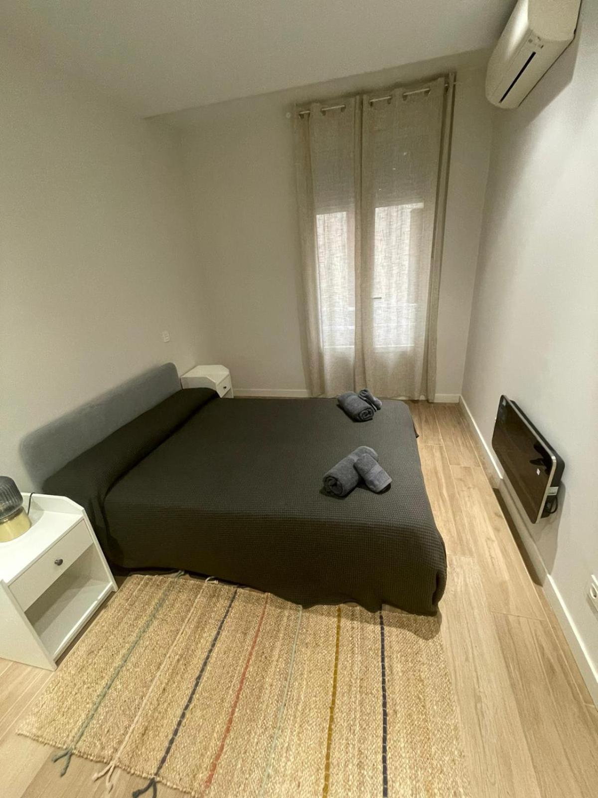 Apartment in monumental square Madrid Center