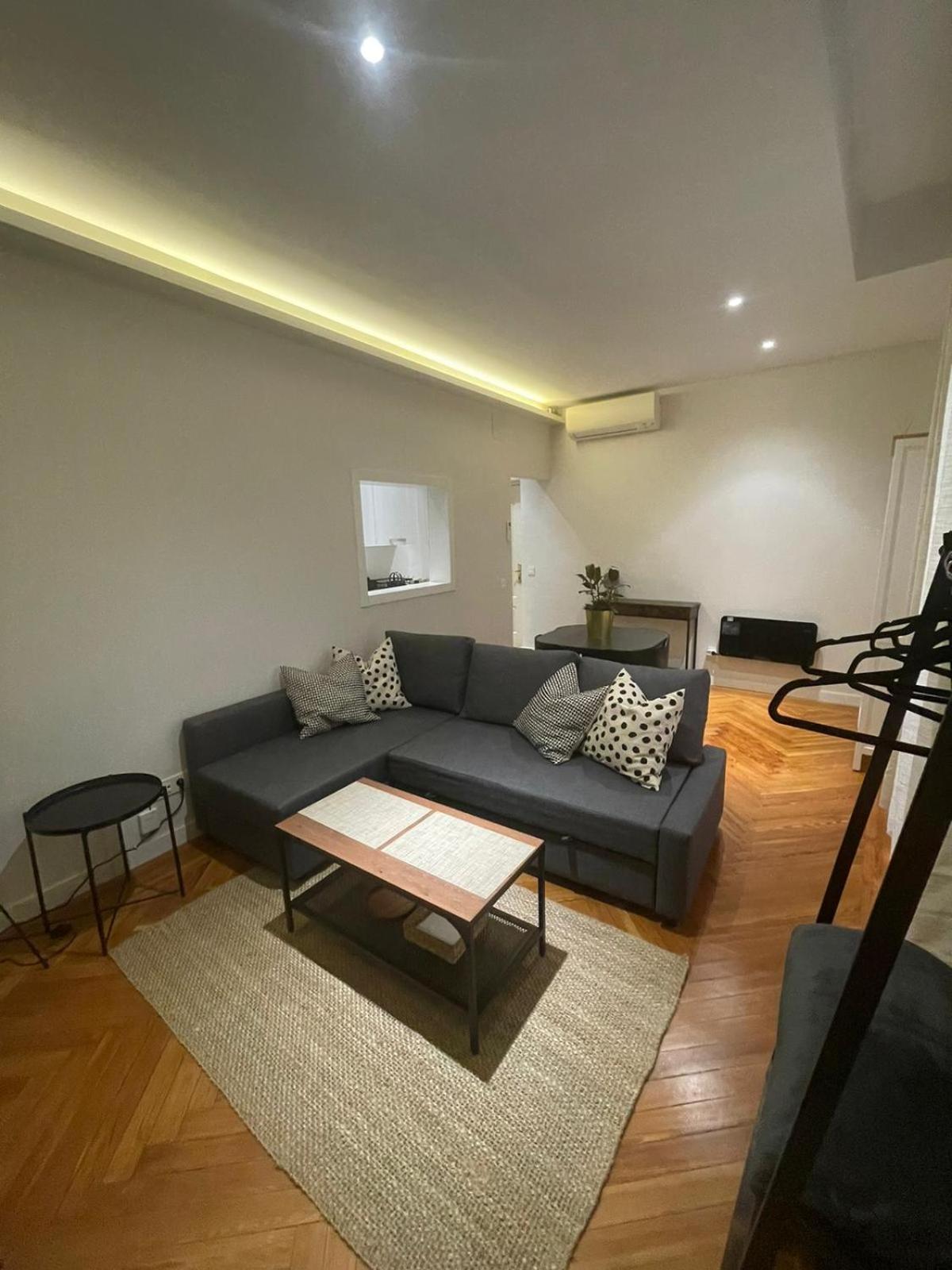 Apartment in monumental square Madrid Center