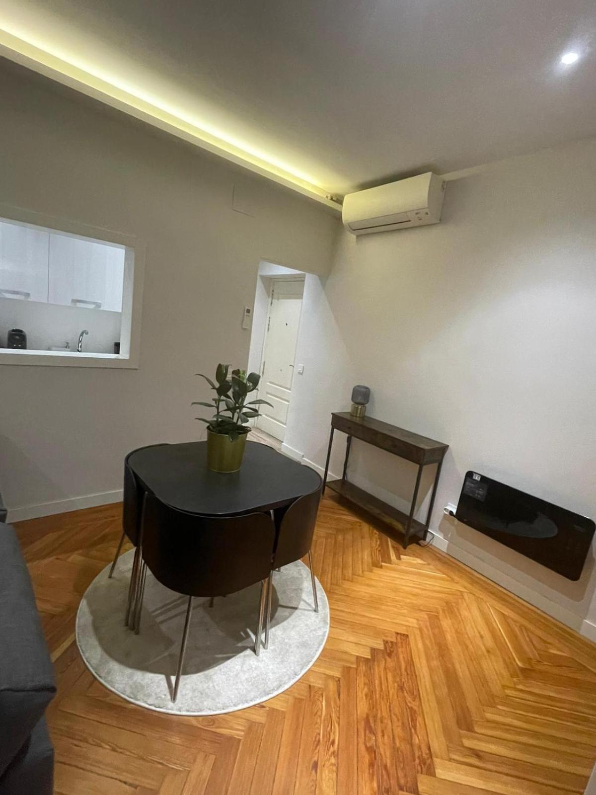 Apartment in monumental square Madrid Center