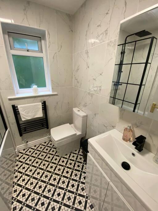 Cosy 4BR Home in Prestwich with Free Parking photo 2