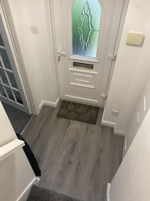 Cosy 4BR Home in Prestwich with Free Parking photo 3