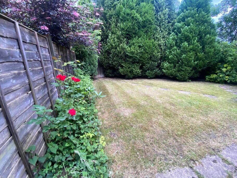 Cosy 4BR Home in Prestwich with Free Parking photo 4