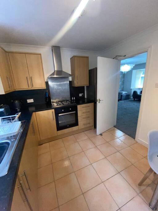 Cosy 4BR Home in Prestwich with Free Parking photo 5