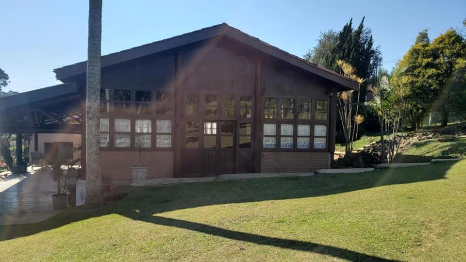 Casa de campo com salão de festas e piscina