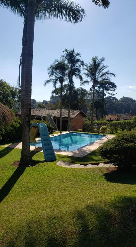 Casa de campo com salão de festas e piscina