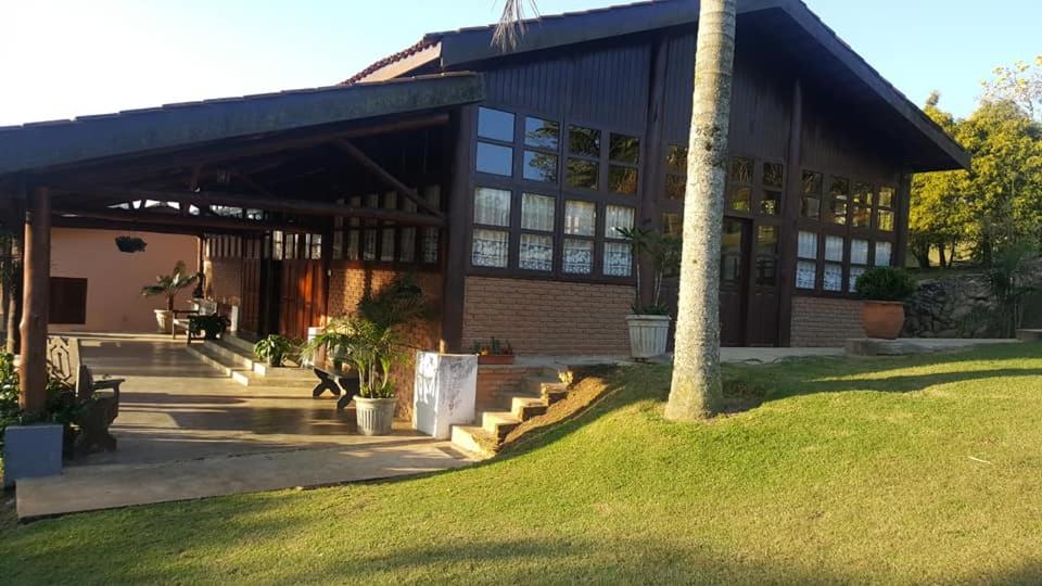 Casa de campo com salão de festas e piscina