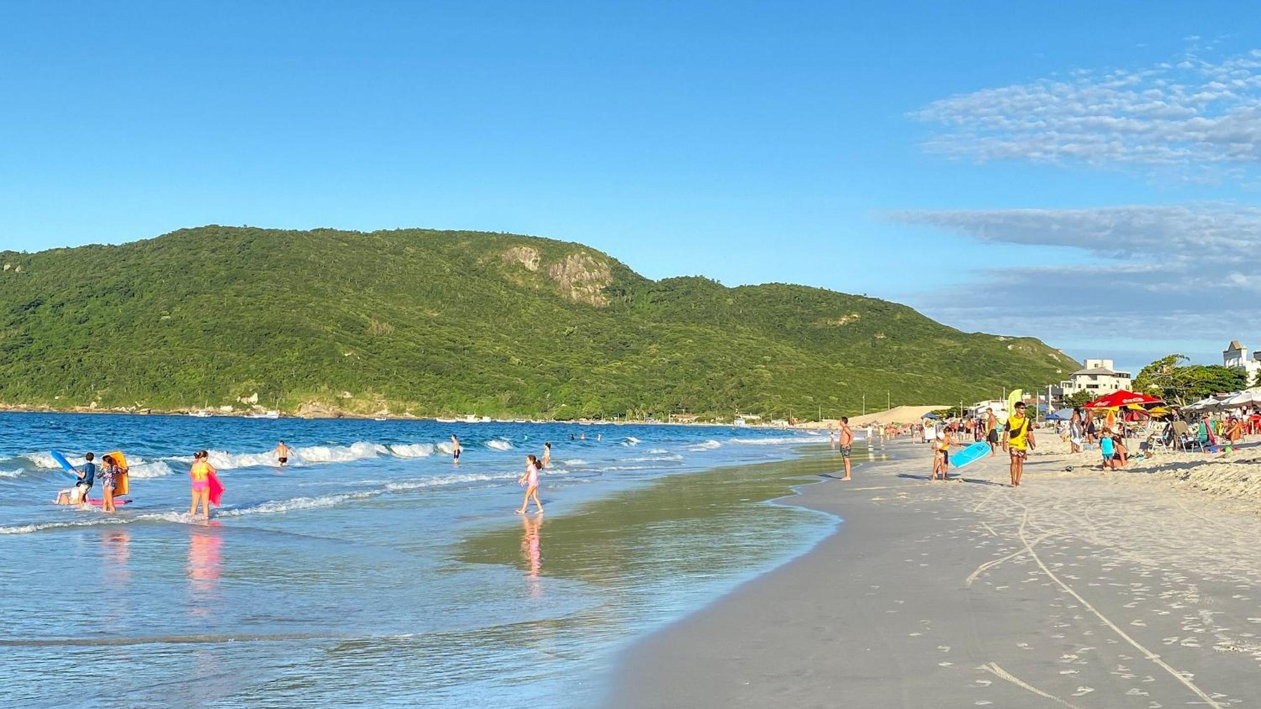 Passos da praia c/ piscina apto iluminado e novo