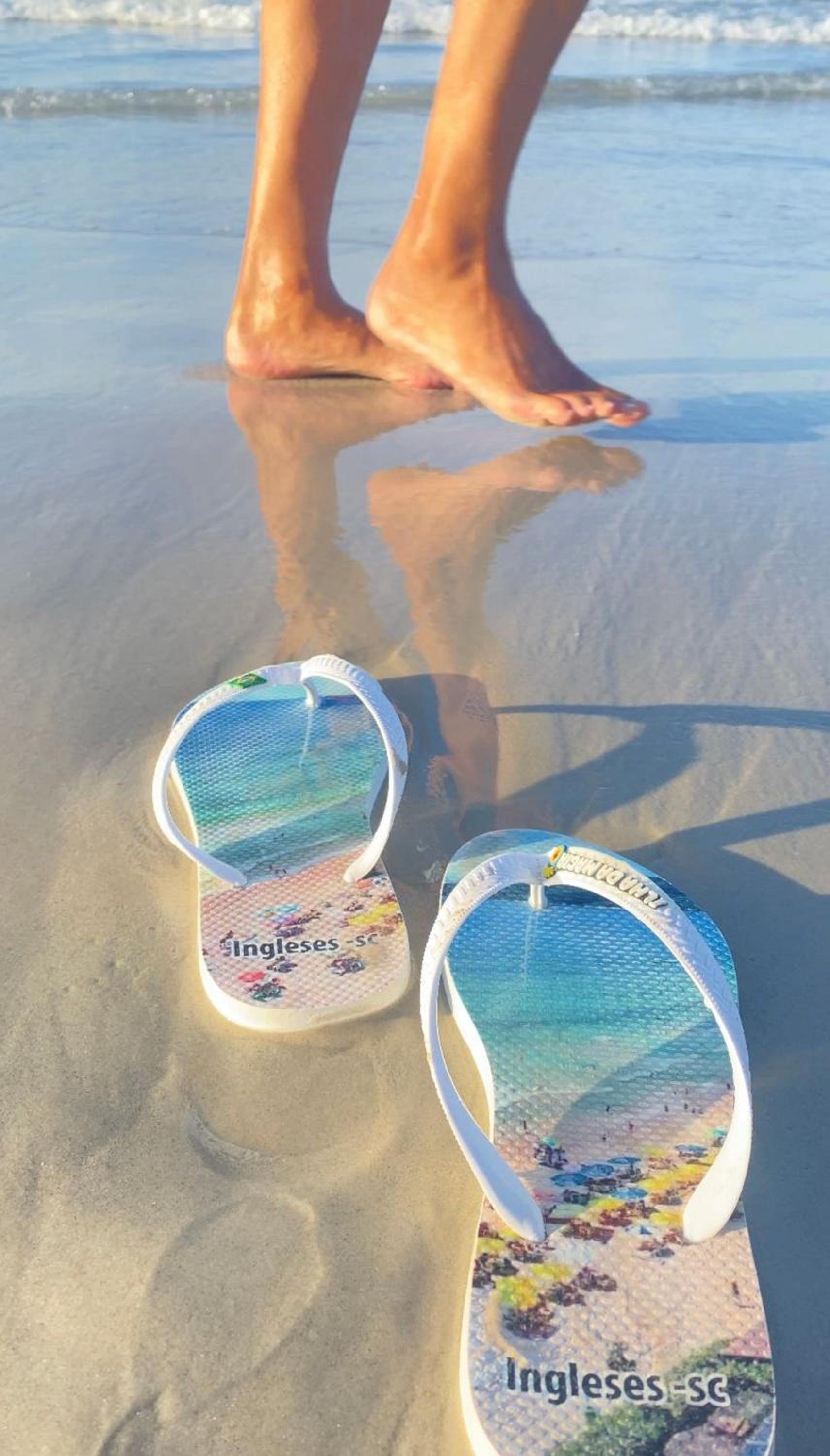 Passos da praia c/ piscina apto iluminado e novo
