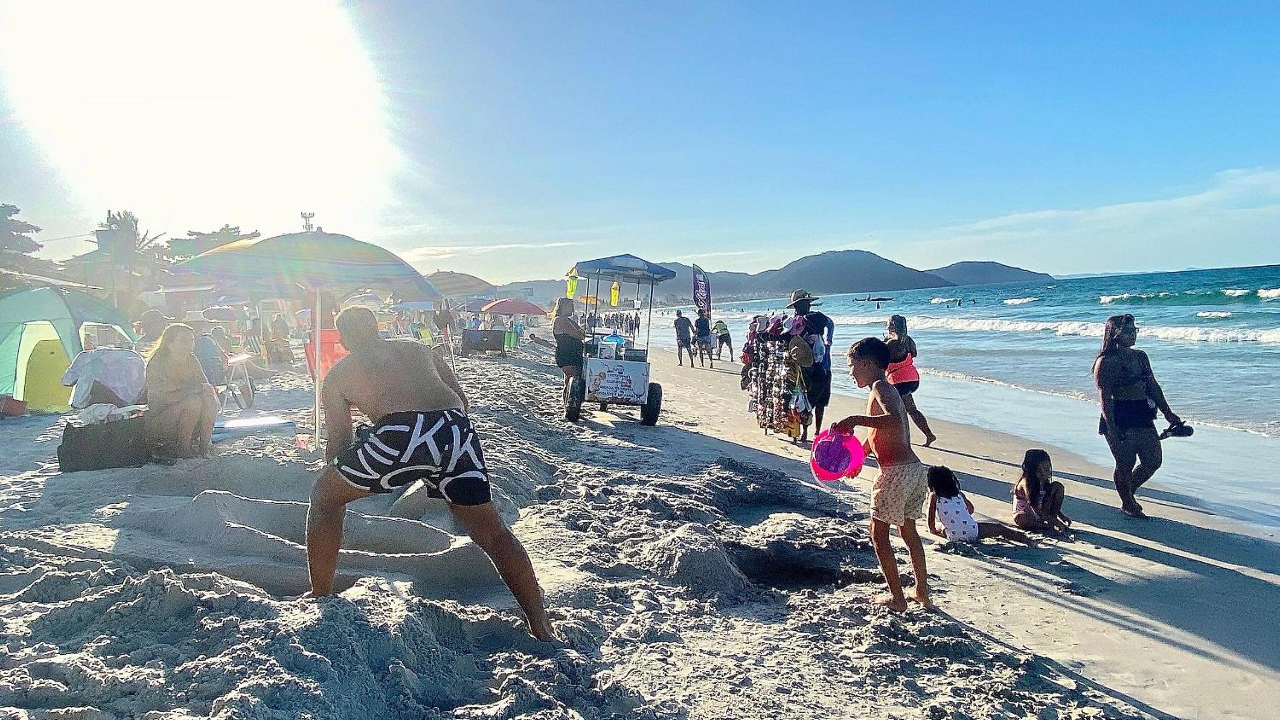 Passos da praia c/ piscina apto iluminado e novo