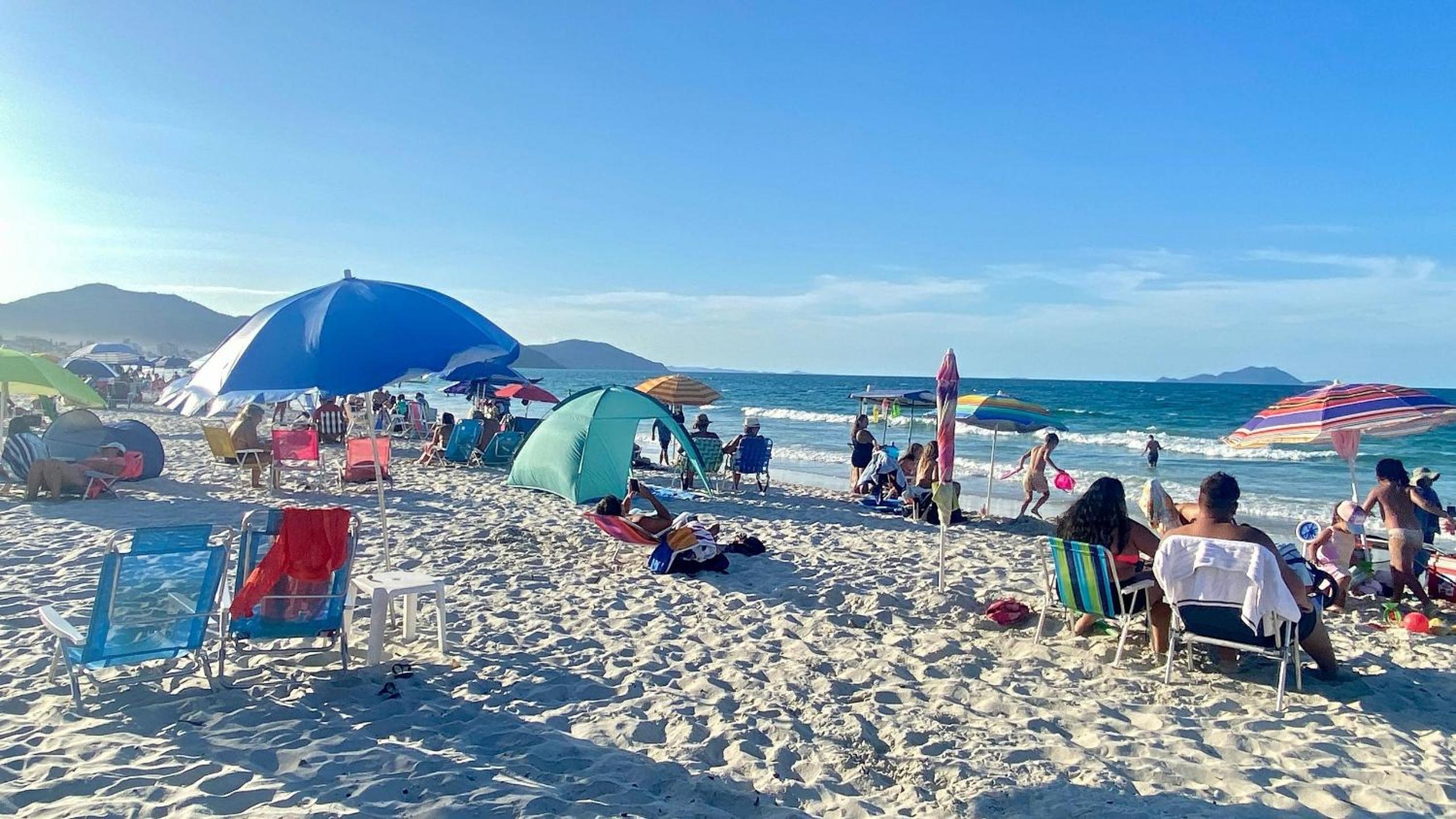 Passos da praia c/ piscina apto iluminado e novo