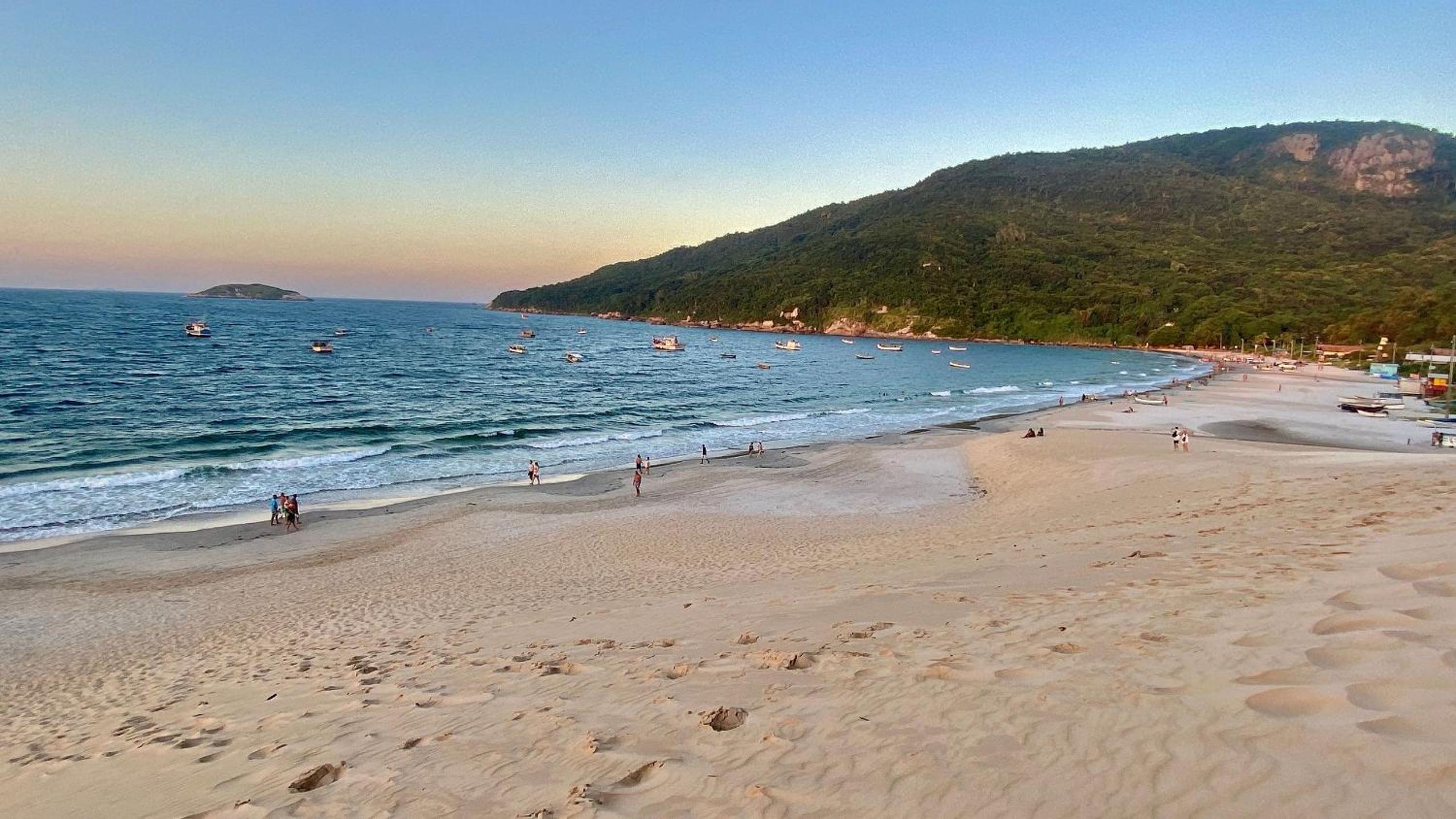 Passos da praia c/ piscina apto iluminado e novo