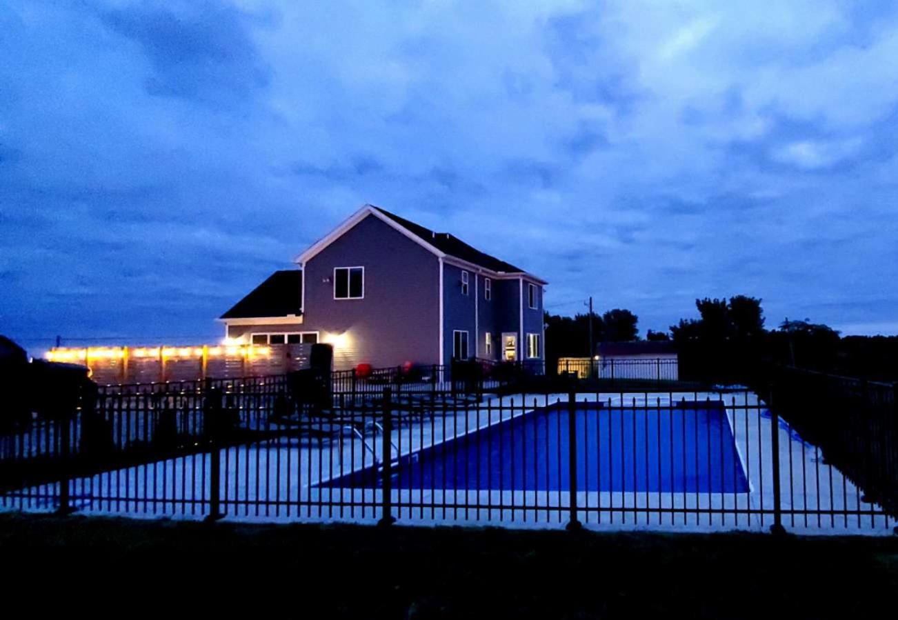 Home for 21 Near Ark - Ensuite Bathrooms - with Pool! view 3