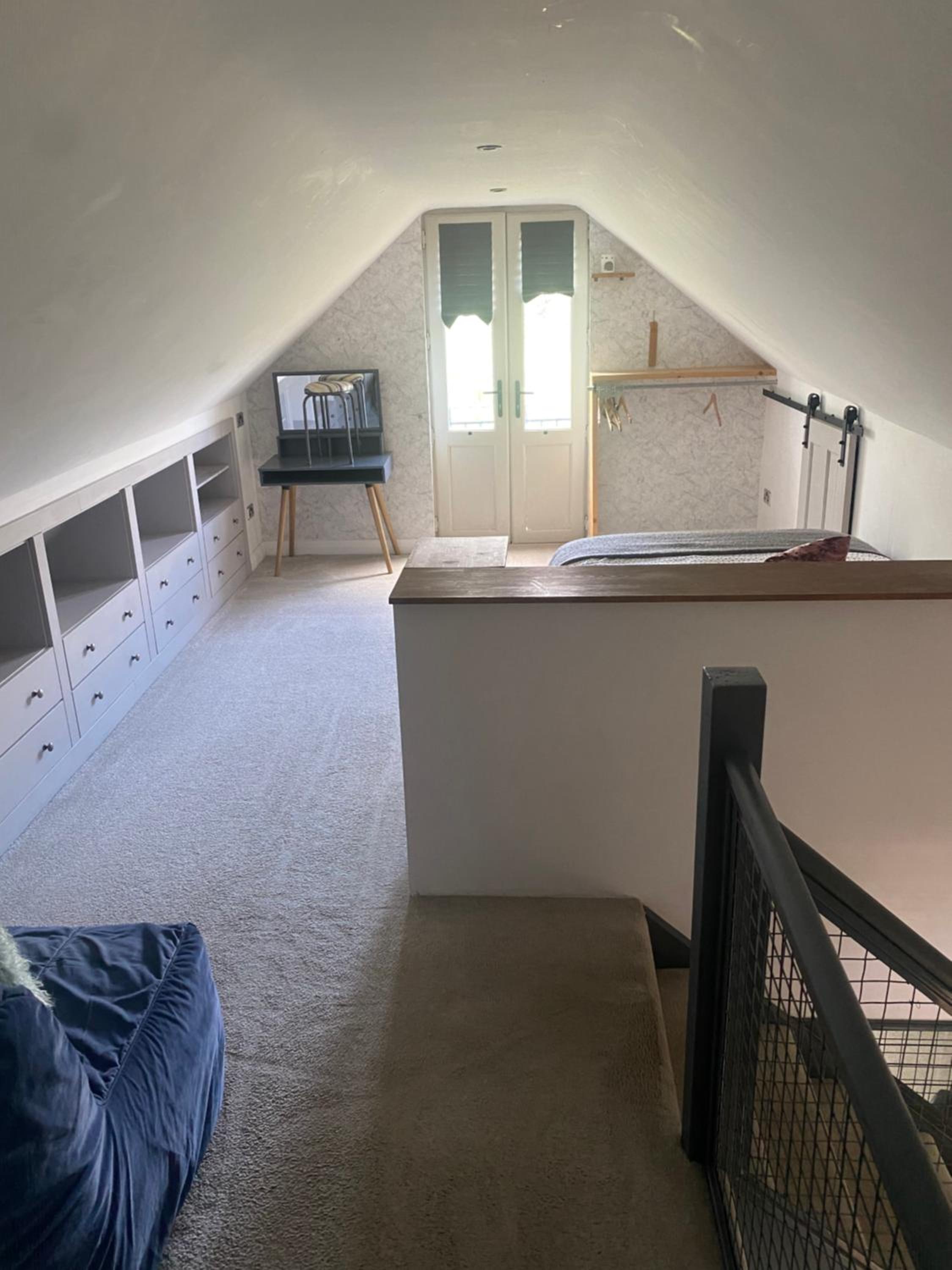 Upstairs river apartment
