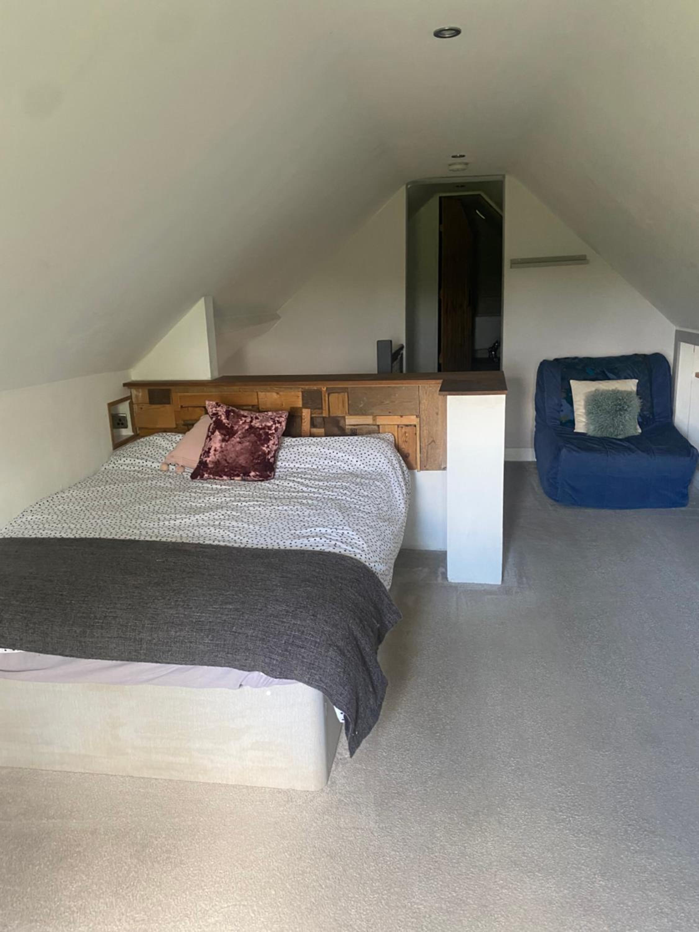 Upstairs river apartment