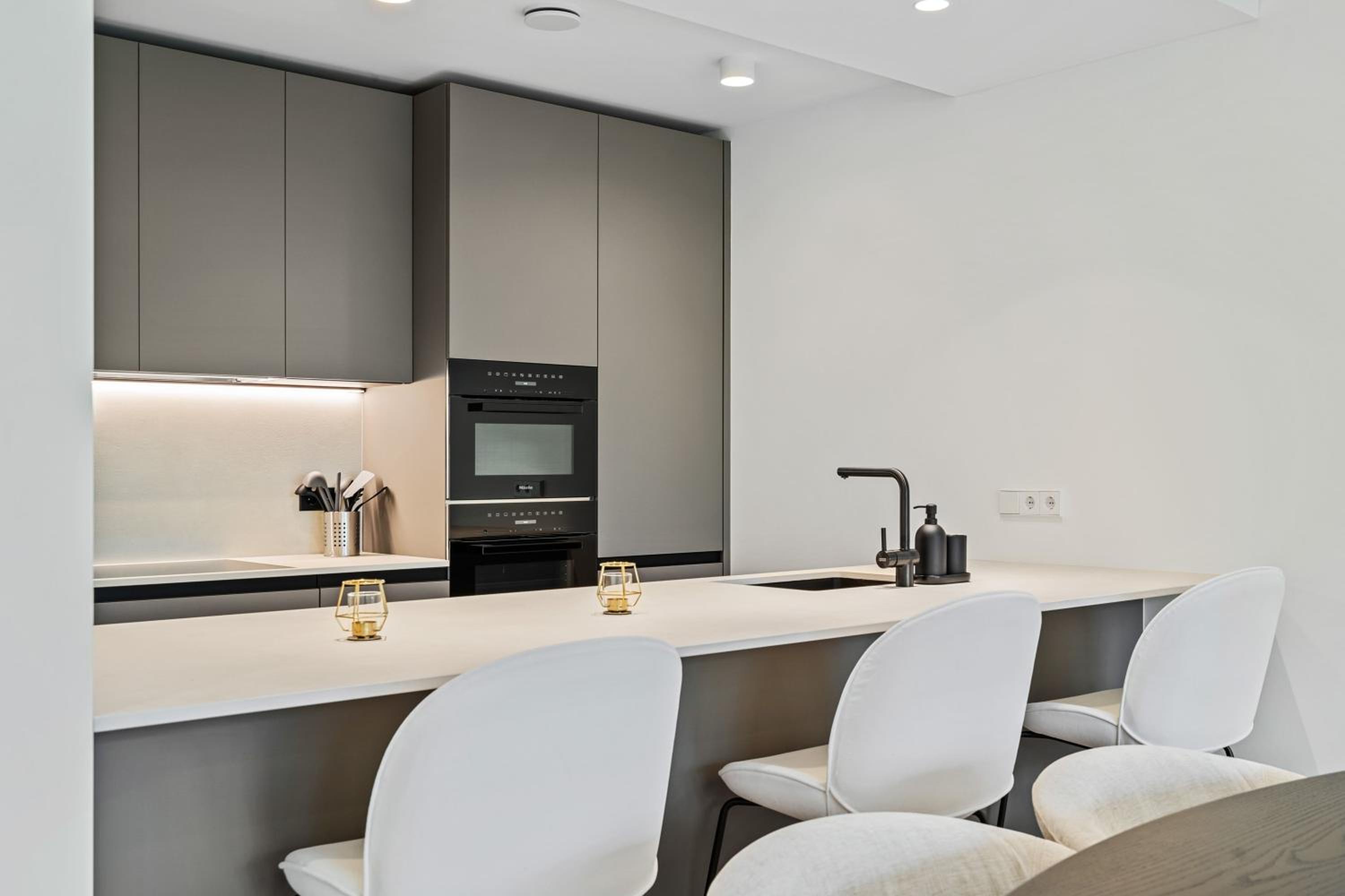 Upscale Urban Apartment Style & Comfort for Six view 4