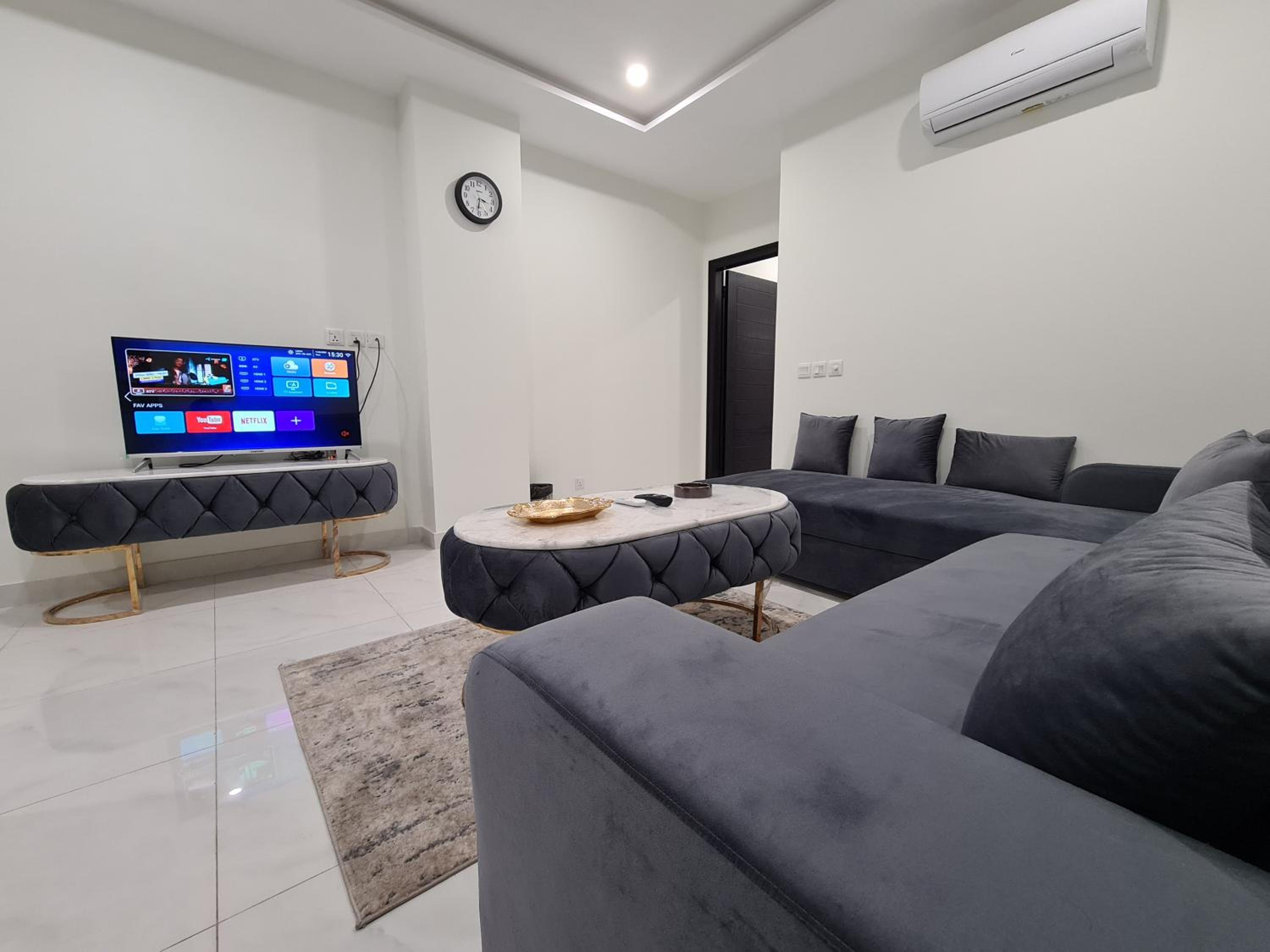 1 Bed Luxury Apartment Pool, Cinema & Gym view 3