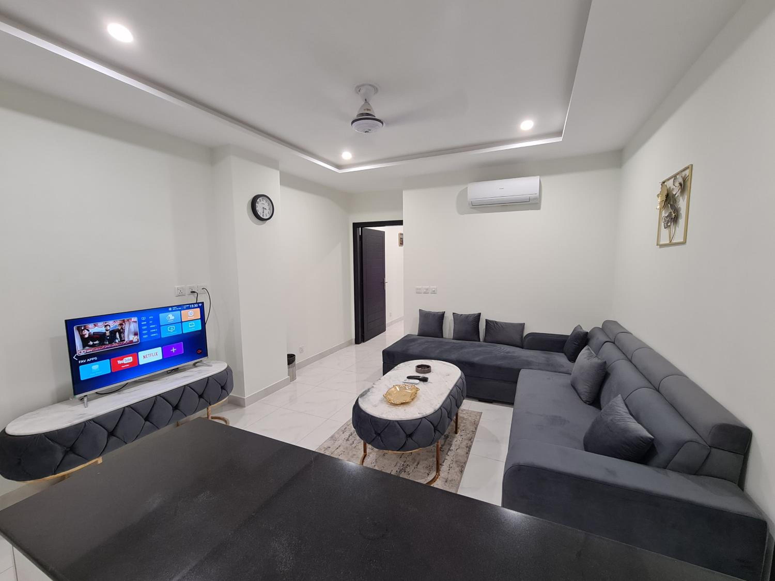 1 Bed Luxury Apartment Pool, Cinema & Gym view 2