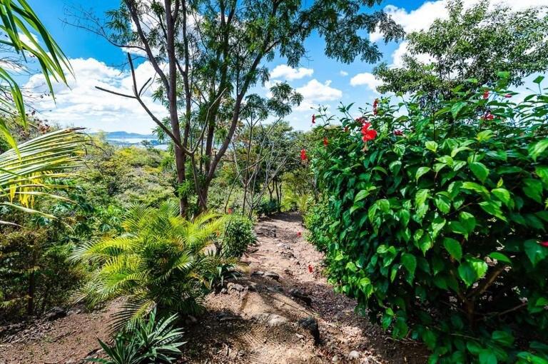Serene Hilltop Haven Infinity Views Tranquil Vibe