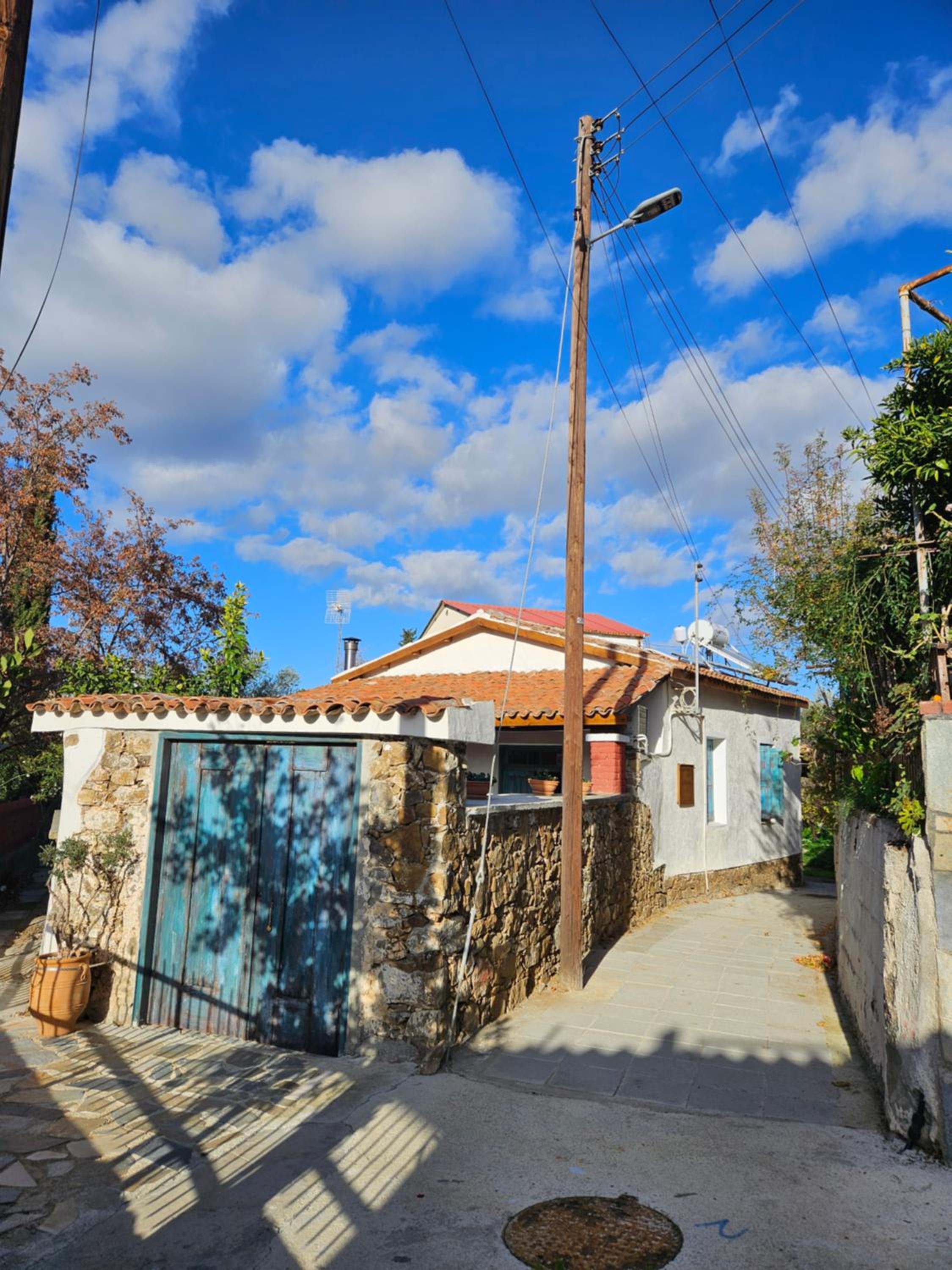 Traditional adobe house in Evrychou with cozy garden and fireplace!