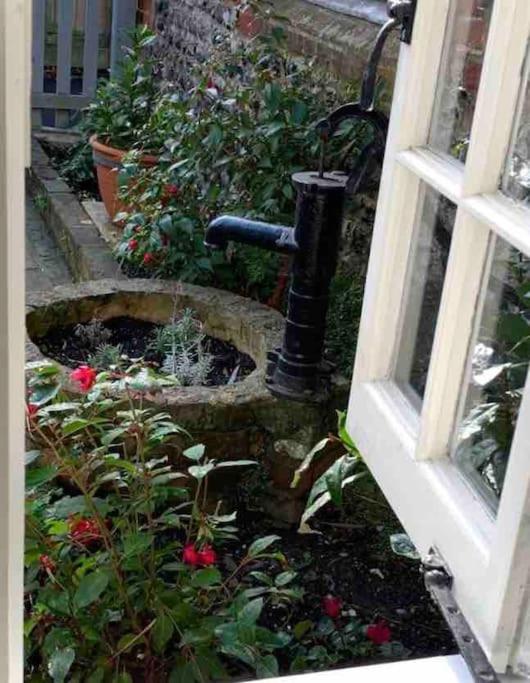 Beautiful 18th century cottage in Arundel view 2