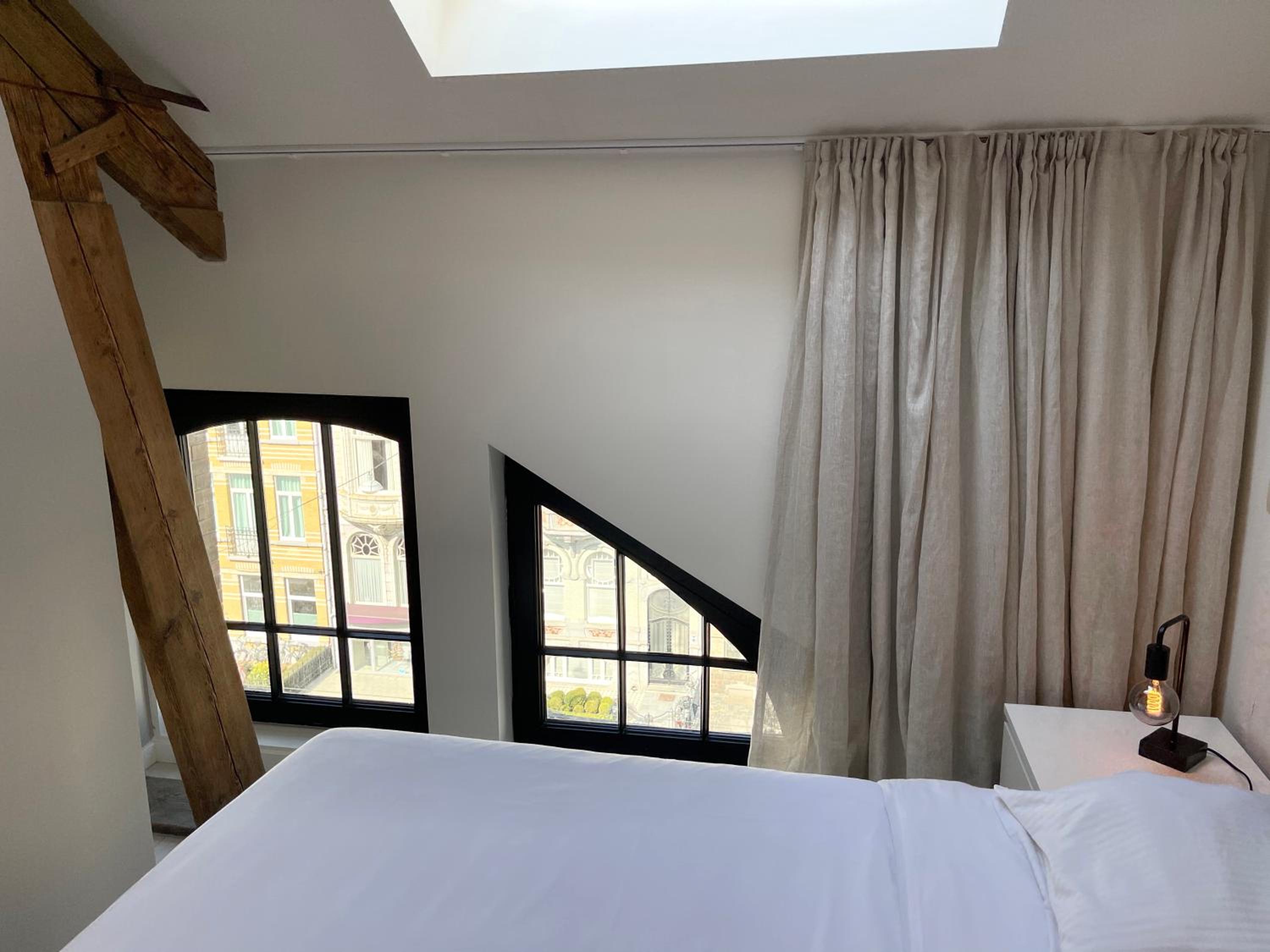 Penthouse with Airconditioning and Big Terrace, Close to Gent Sint-Pieters Station and City Centre