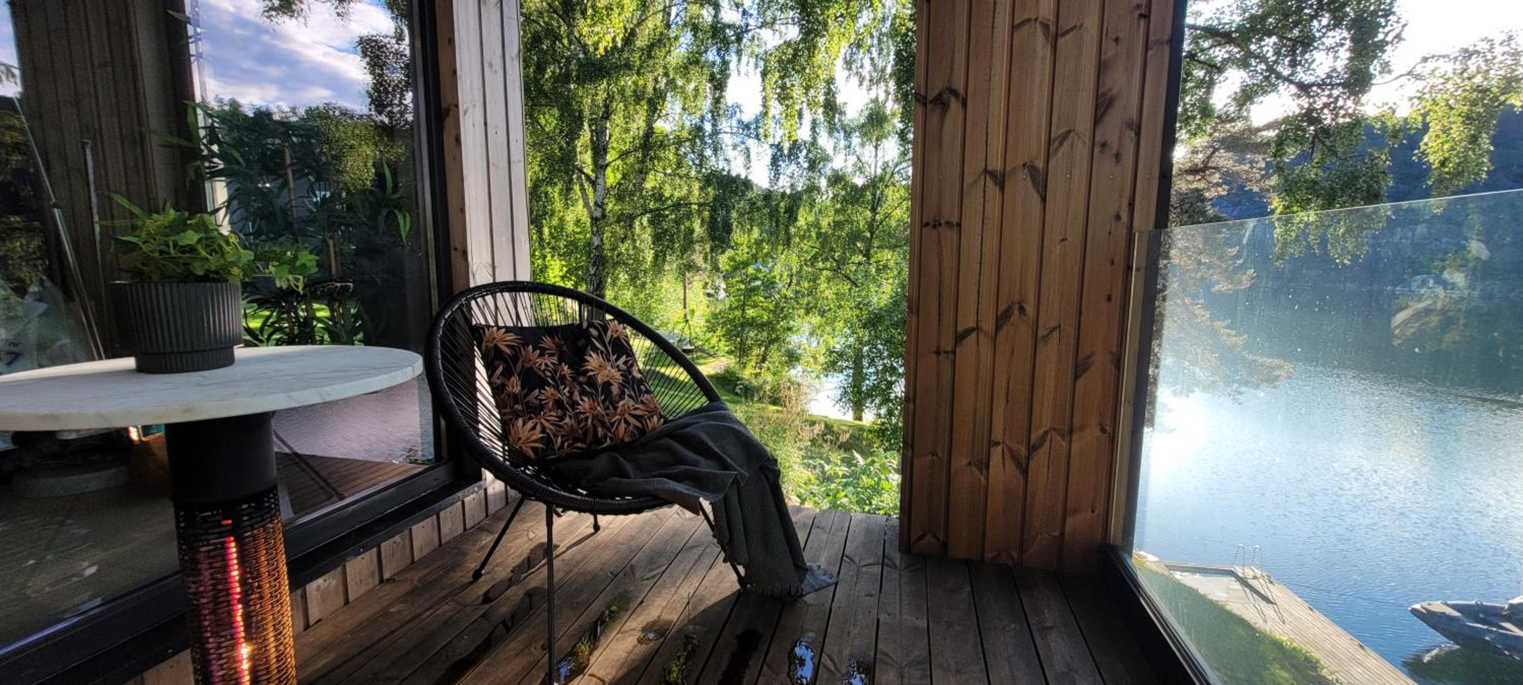 Moderne hytte i vannkanten med tilgang til brygge og båt view 4