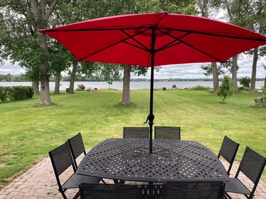 Orillia Vacations - Direct Lakefront cottage on Lake Simcoe in Orillia - Property Image 1