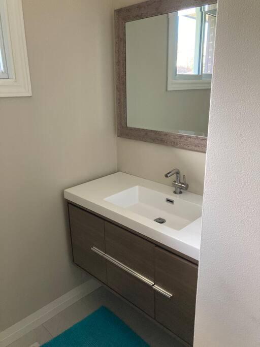 Orillia Vacations - Direct Lakefront cottage on Lake Simcoe in Orillia - Property Image 2