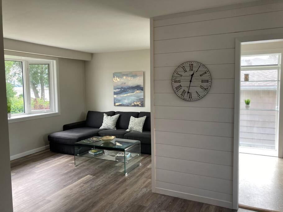 Direct Lakefront cottage on Lake Simcoe in Orillia - Image 4