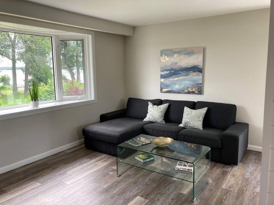 Direct Lakefront cottage on Lake Simcoe in Orillia