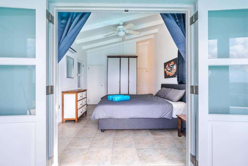 Cliff Cottage- Vacation villa with breath taking sea view