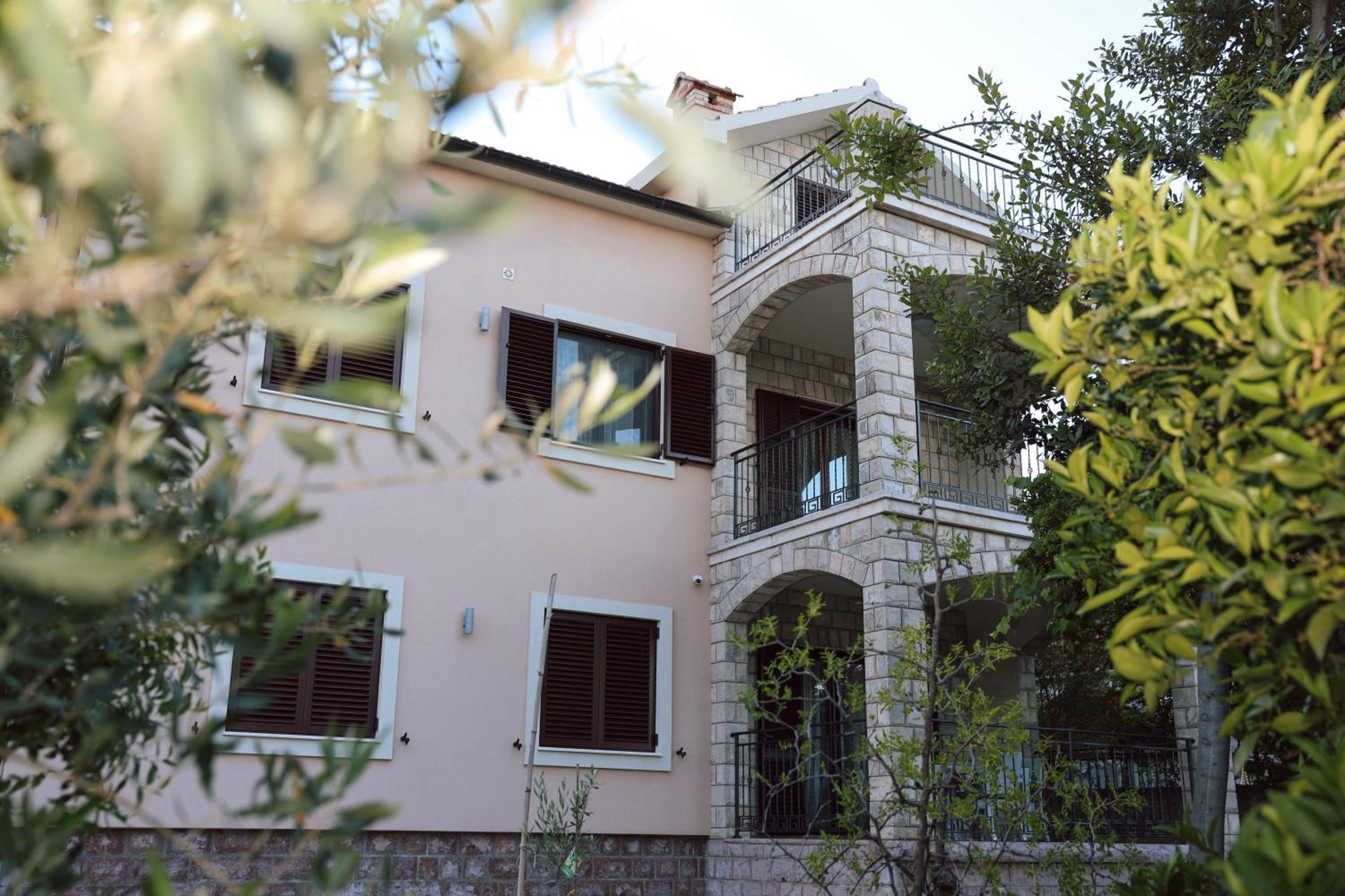 Apartments N & S - Private Parking & 1 minute to the Beach