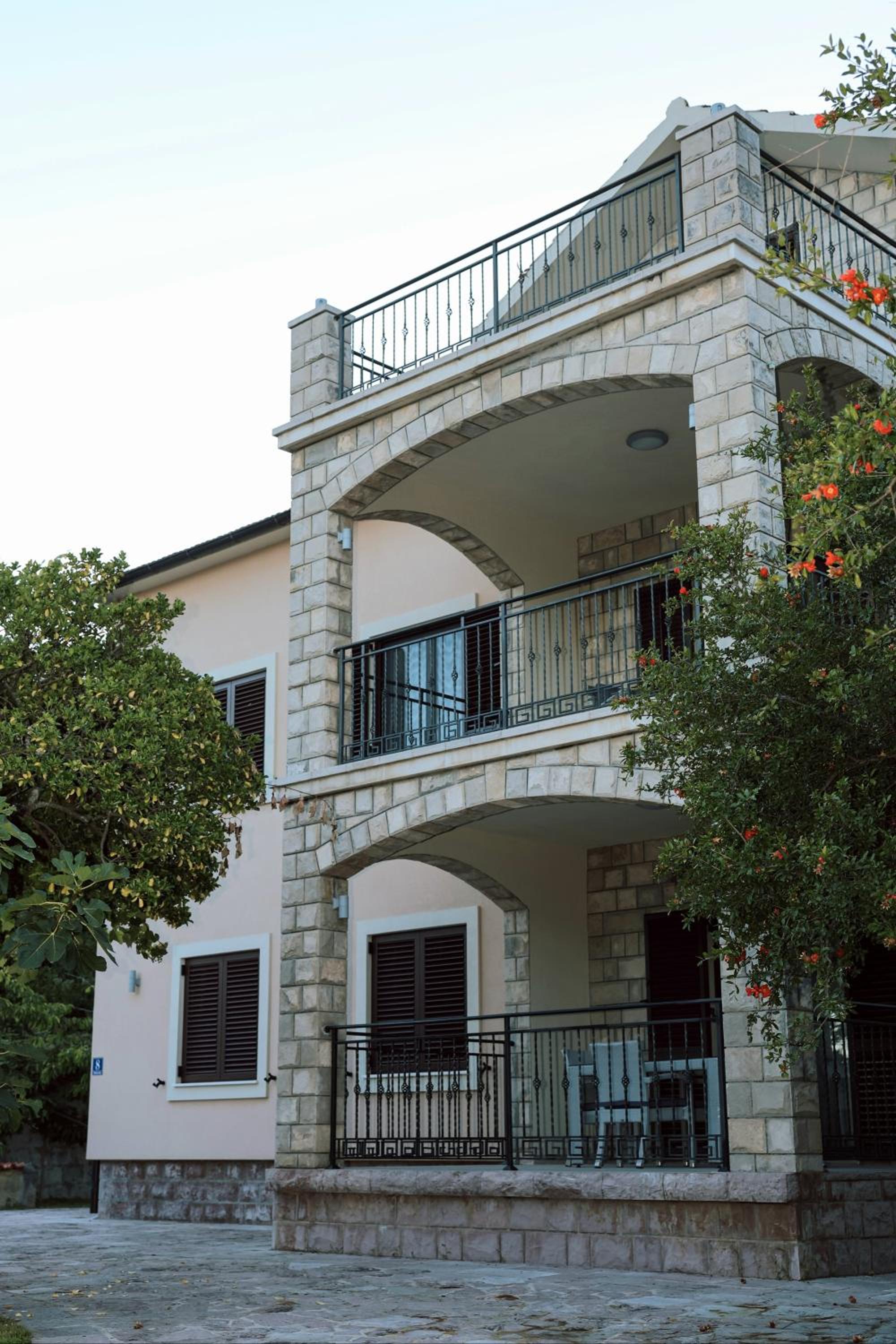 Apartments N & S - Private Parking & 1 minute to the Beach