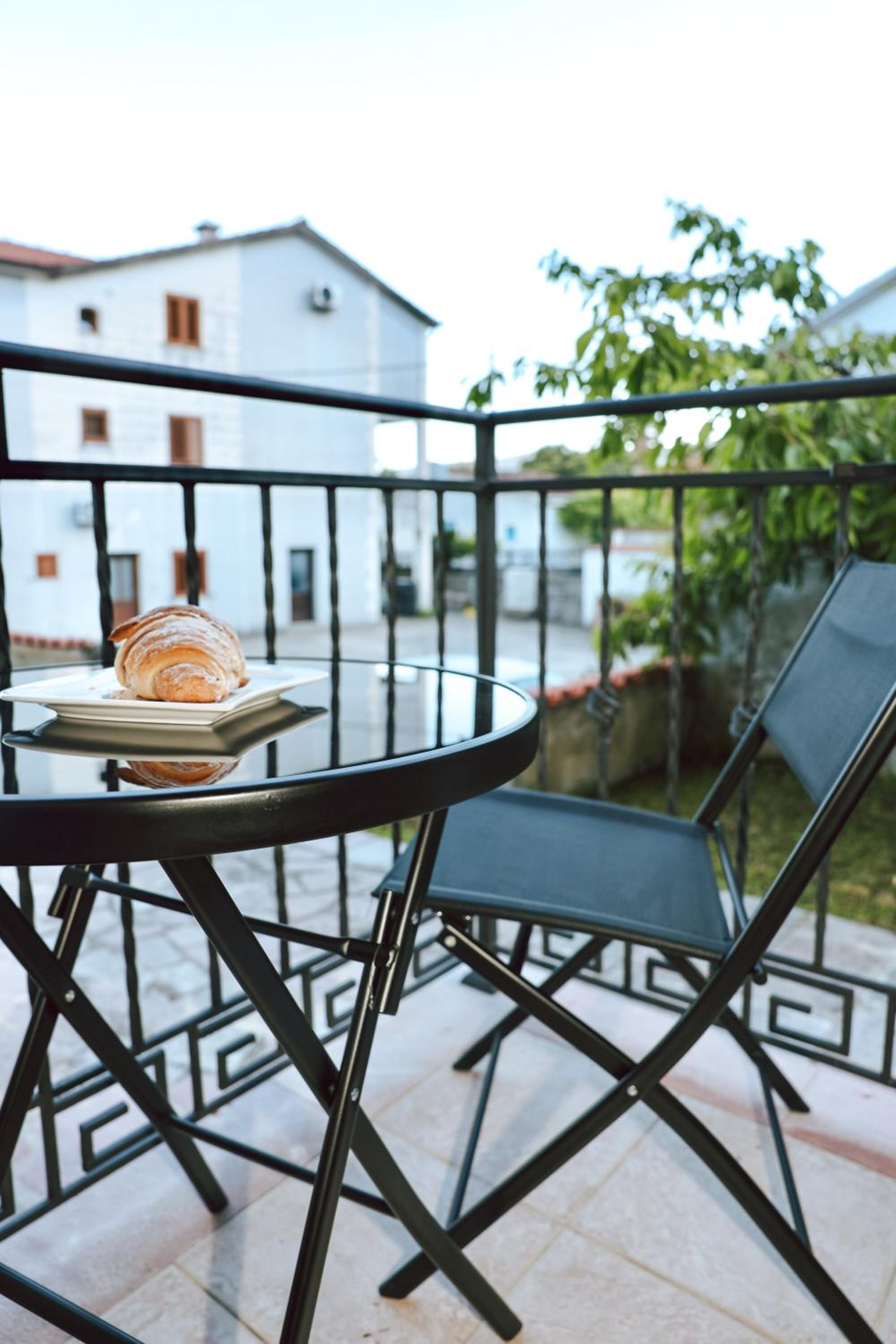 Apartments N & S - Private Parking & 1 minute to the Beach photo 2