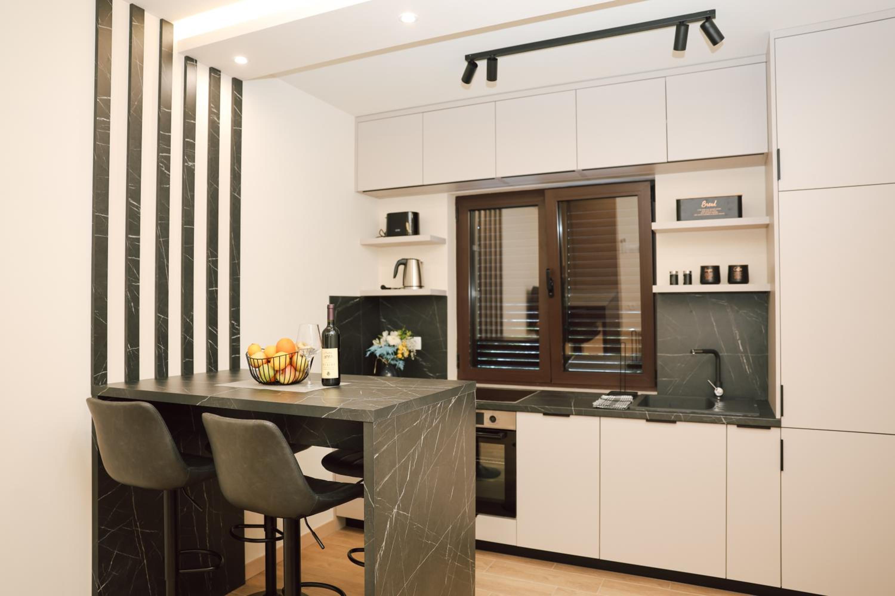 Apartments N & S - Private Parking & 1 minute to the Beach photo 4