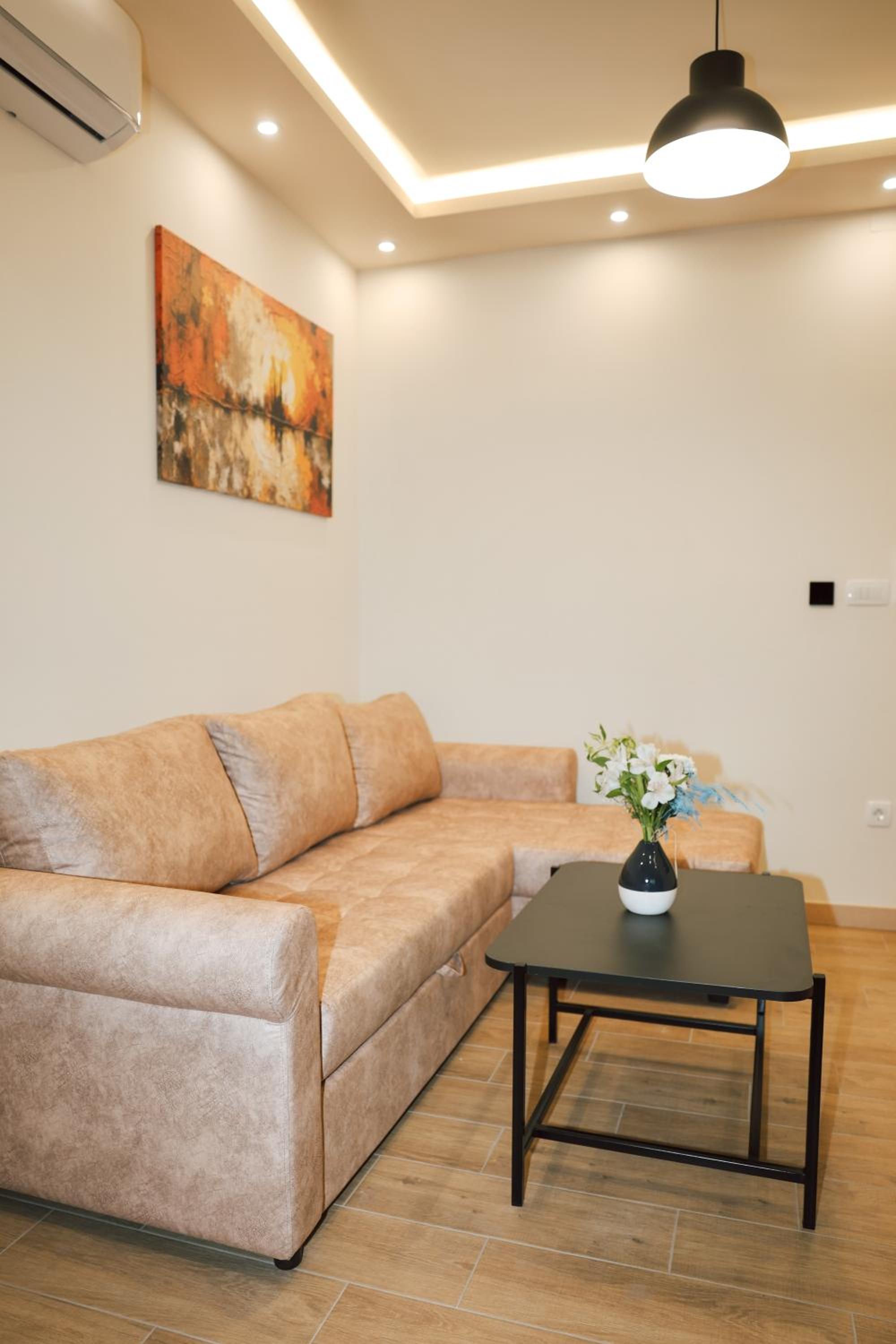 Apartments N & S - Private Parking & 1 minute to the Beach