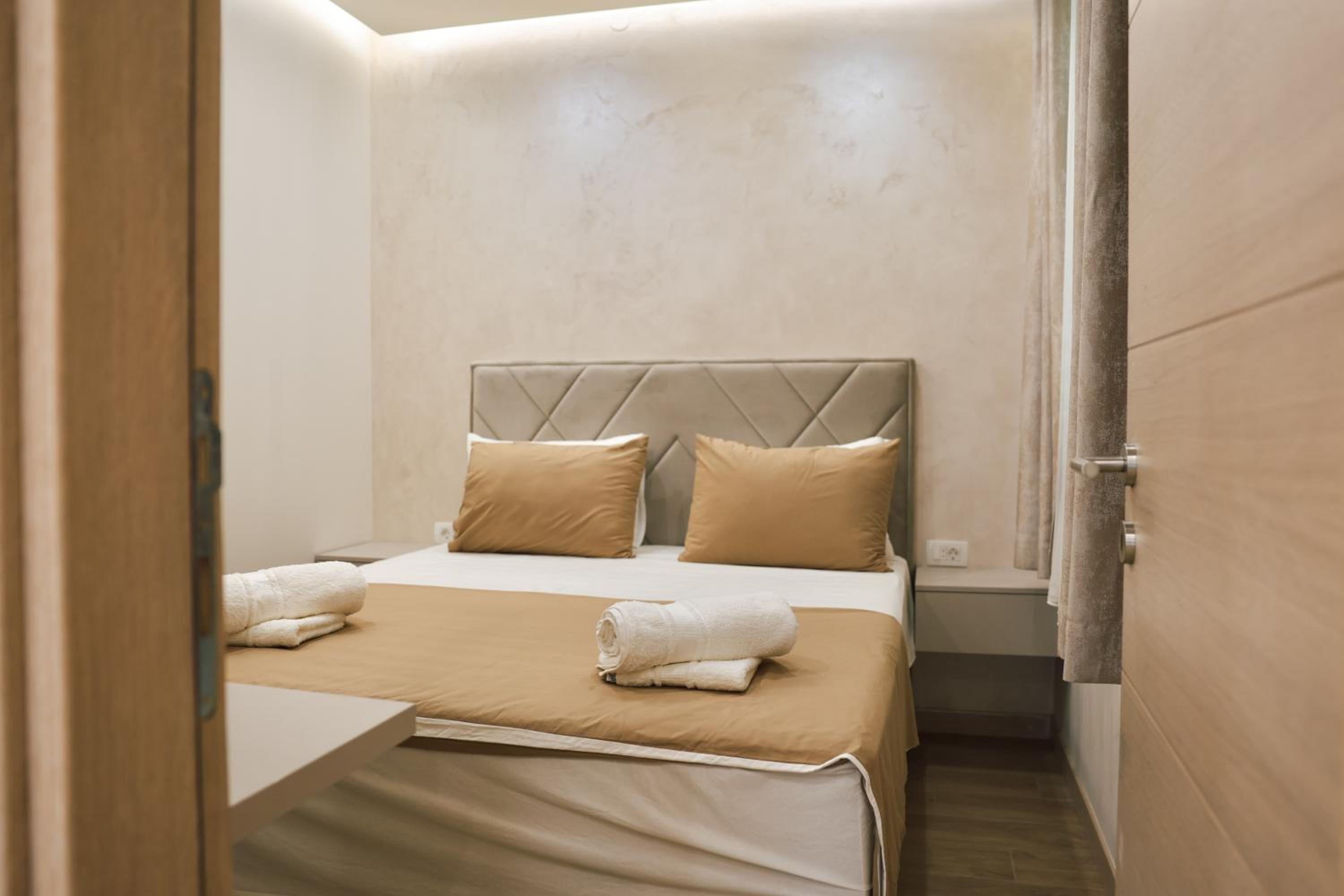 Apartments N & S - Private Parking & 1 minute to the Beach